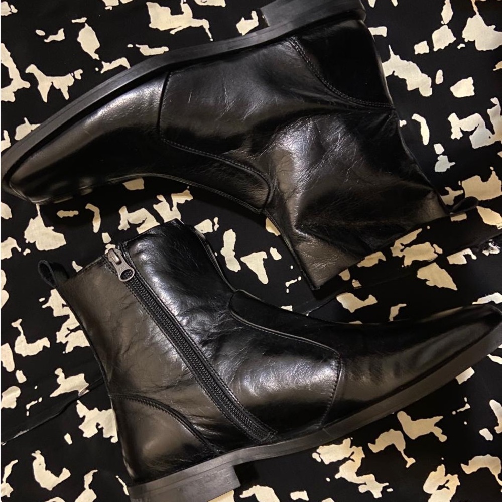 lintervalle
Classy Black leather booties 
Size 40